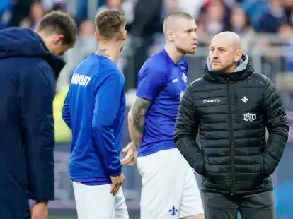 Darmstadts Trainer Torsten Lieberknecht (r) steht nach Spielende auf dem Spielfeld.