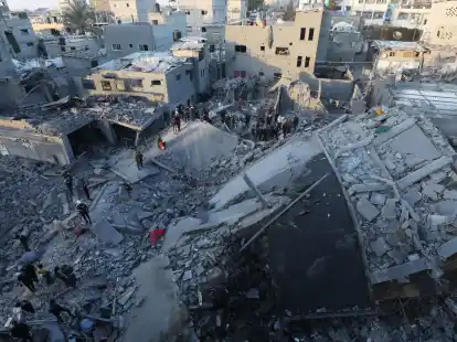 Zerst&ouml;rungen im Gazastreifen - Vermittler bem&uuml;hen sich um eine befristete Feuerpause und eine Freilassung von Geiseln.