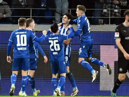 Die Karlsruher bejubeln den Treffer von Igor Matanovic (M, 9) zum 1:0.