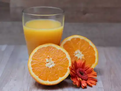 Frisch gepresster Orangensaft passt gut zu Eisentabletten.