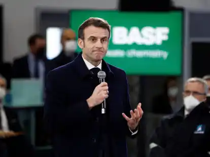 Frankreichs Pr&auml;sident Emmanuel Macron h&auml;lt eine Rede bei einem Besuch des deutschen Chemiekonzerns BASF.