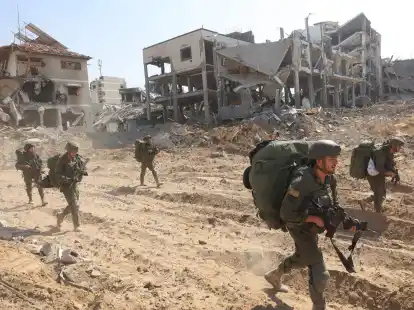 Israelische Soldaten marschieren w&auml;hrend einer Bodenoffensive durch den Ort.