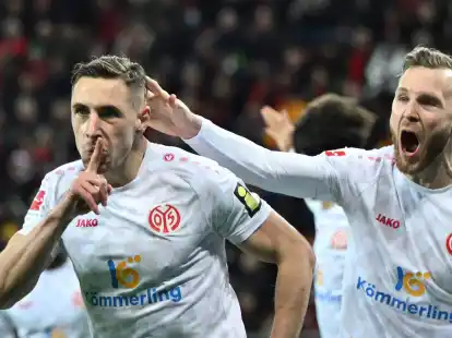 Der Mainzer Dominik Kohr (l) wurde erneut vom Platz gestellt.
