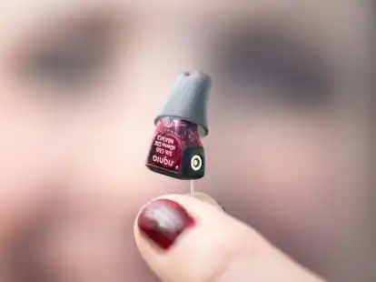 Die H&ouml;rakustikmeisterin Eva Keil-Becker mit einem winzigen H&ouml;rger&auml;t.