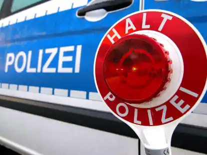 Wegen der Lastwagen-Bergung hat die Polizei die Streeker Stra&szlig;e in Marx am Samstagmittag lange sperren m&uuml;ssen.