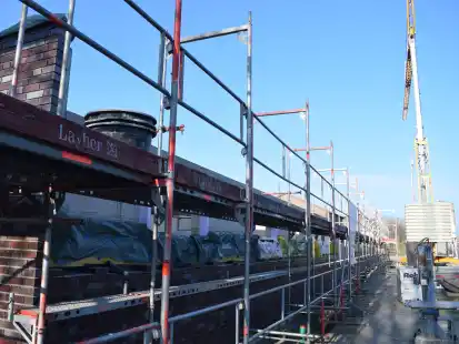 Der Anbau auf der R&uuml;ckseite der Feuerwache Milchstra&szlig;e ist zurzeit ein langgezogener Rohbau.