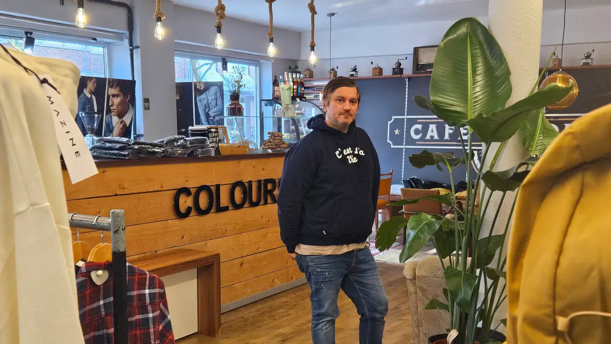 Café in Emden: Im Colours gibt’s nun Kaffee zu Shirt und Hose