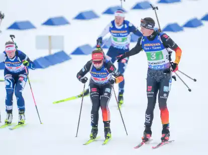 Selina Grotian (l) und Justus Strelow beim Wechsel.