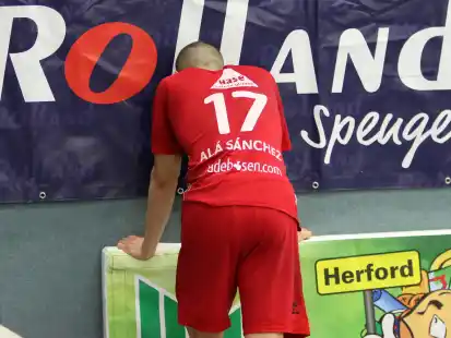 Zum Weggucken: Sergi Alá Sánchez und die Drittliga-Handballer des Wilhelmshavener HV spielen sich bei der verdienten 29:32-Auswärtspleite beim TuS Spenge selbst um Kopf und Kragen.