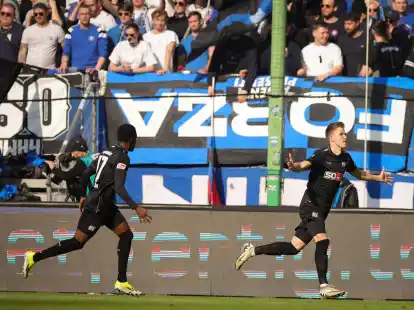 Osnabr&uuml;cks Lukas Kunze (r) jubelt nach seinem Treffer zur 1:0-F&uuml;hrung in Hamburg.