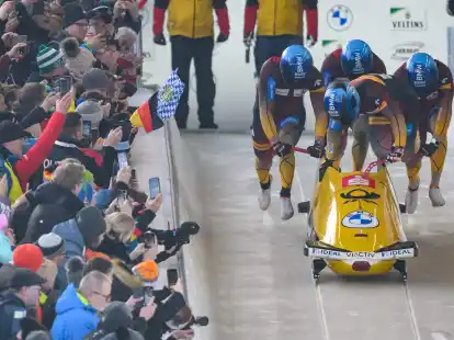 Francesco Friedrich, Thorsten Margis, Alexander Sch&uuml;ller und Felix Straub beim Start mit dem Viererbob.