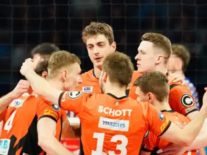 Berlins Mannschaft jubelt &uuml;ber einen Punktgewinn.