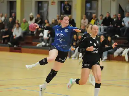 Lana Hinrichs (am Ball) st&uuml;rmt mit ihrem ETB an die Tabellenspitze