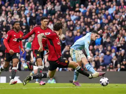 Citys Phil Foden (r) trifft zum zwischenzeitlichen 2:1 gegen Manchester United.