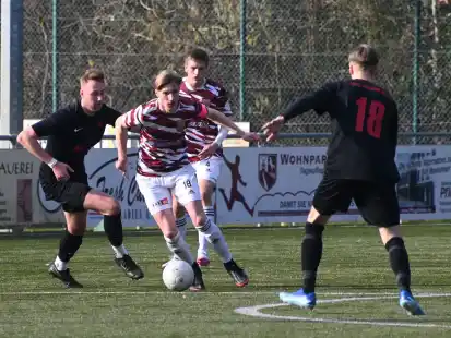 Erst in der Schlussphase konnten die Bezirksliga-Fußballer des Heidmühler FC (rot-weiße Trikots) ihrer Favoritenrolle gegen den TuS Heidkrug gerecht werden.