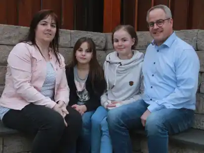 Versuchen ein normales Familienleben zu f&uuml;hren (v.l.): Anke, Sina, Maja und Volker Winner.