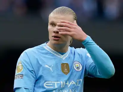 City-Superstar Erling Haaland kann sich seinen Fehlschuss nicht erkl&auml;ren.