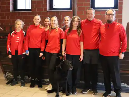 Mitglieder des DM-Organisationsteams vor dem St&ouml;rtebeker-Schiff