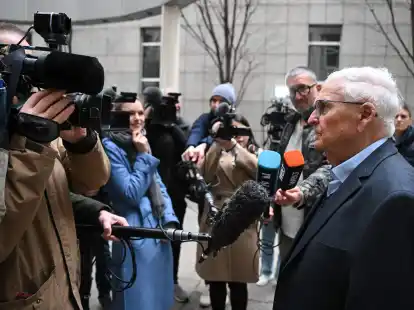 Der fr&uuml;here DFB-Pr&auml;sident Theo Zwanziger gibt vor dem Landgericht in Frankfurt am Main ein Statement ab.