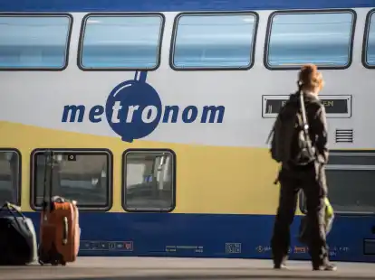 Ein &bdquo;Metronom&ldquo;-Zug steht am Hauptbahnhof in Hannover am Gleis. Der Vertrag des Landes mit der Metronom-Bahngesellschaft endet vorzeitig zum Juni 2026.