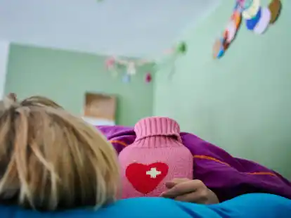 Schulkinder in Deutschland berichten zunehmend von psychosomatischen Beschwerden.