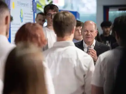Bundeskanzler Olaf Scholz (SPD) im Gespr&auml;ch mit Sch&uuml;lern in einem beruflichen Schulzentrum im baden-w&uuml;rttembergischen Sindelfingen.