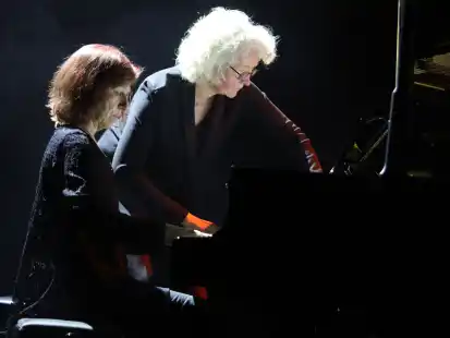 Christiane Abt (vorn) und Ruth Ense spielen hier vierh&auml;ndig.
