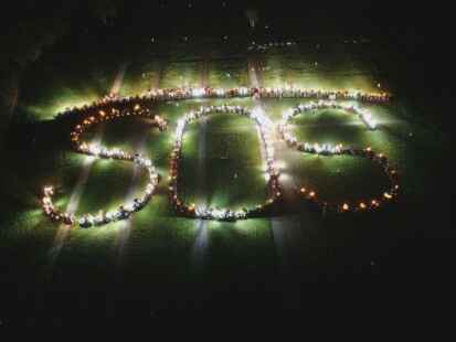 Leuchtendes SOS in Wüsting: Landwirte haben am Sonntagabend auf dem Gelände der Landtage-Nord protestiert.