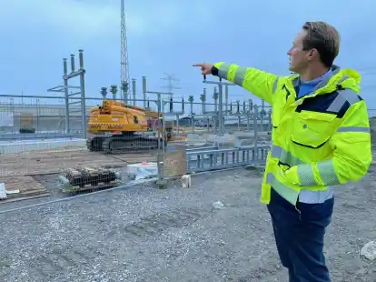 Fingerzeig zur Gr&uuml;nen Energie: Maximilian Graf von Wedel, Gesch&auml;ftsf&uuml;hrer von Friesen Elektra Green Energy, erl&auml;utert den Stand des Hybriden Energieparks Sande.