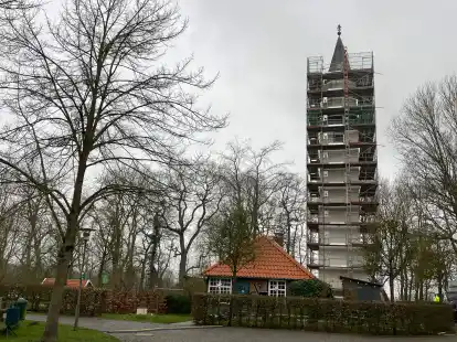 Der Marienturm, das Wahrzeichen der Gemeinde Sande, ist komplett einger&uuml;stet. Er muss grundlegend saniert werden.