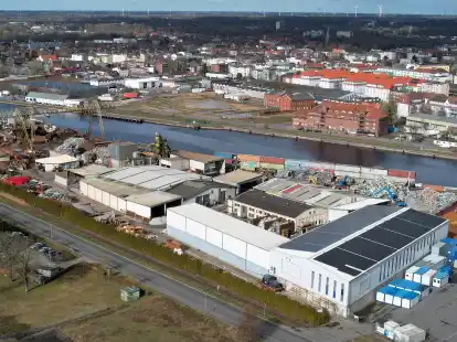 Eine Luftaufnahme des Handelshafens Wilhelmshaven mit der Firma Alba Metall-Nord im Vordergrund und der S&uuml;dstadt mitsamt dem Schlachthof-Areal im Hintergrund.