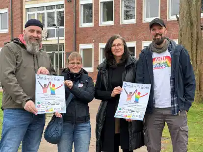 Vertreter aus dem Rasteder B&uuml;ndnis &bdquo;Demokratie st&auml;rken&ldquo; (von links): Andreas Daries, Kerstin Zoll, Anne Brandt und Jens Br&uuml;nink hoffen auf viele Teilnehmer bei der Demonstration am Samstag.