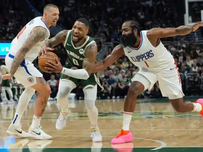 &Uuml;berragender Mann auf dem Platz war Damien Lillard (M) mit 41 Punkten f&uuml;r die Milwaukee Bucks.