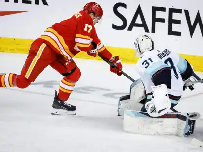 Gegen die Calgary Flames parierte Philipp Grubauer (r) starke 36 von 38 Sch&uuml;ssen auf sein Tor.