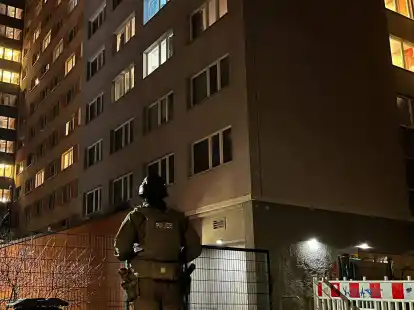 Ein Polizist steht vor dem Studentenwohnheim in Berlin-Friedrichshain, in dem eine Wohnung durchsucht wurde.