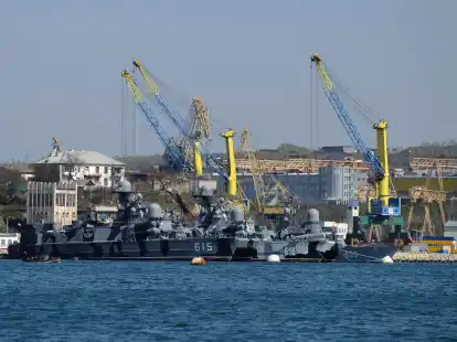 Schiffe der russischen Schwarzmeerflotte in einer der Buchten von Sewastopol (Archivbild von 2014).