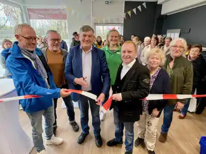 B&uuml;rgermeister Gerhard B&ouml;hling und B&uuml;chereileiter Marcus Becker (Mitte) durchtrennen das Band zur Er&ouml;ffnung der neuen B&uuml;cherei. Rings herum (von links) Frank Schweppe (Bauamt), Ratsherr und Ideengeber Torsten Kirchhoff sowie die B&uuml;cherei-Mitarbeiterinnen Gudrun Kakuschke, Marion Sjuts und Elke Dringenberg.