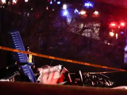 Rettungskr&auml;fte an der Unfallstelle entlang der Interstate 40.