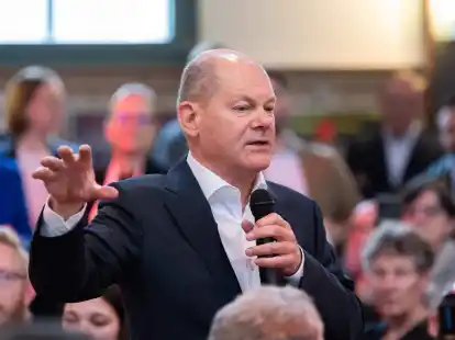Bundeskanzler Olaf Scholz (SPD) beim B&uuml;rgerdialog seiner Partei im baden-w&uuml;rttembergischen Nagold (Landkreis Calw).