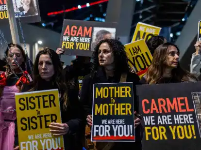 Israelische Frauen fordern bei einer Demonstration in Tel Aviv die Freilassung der Geiseln in Gaza.