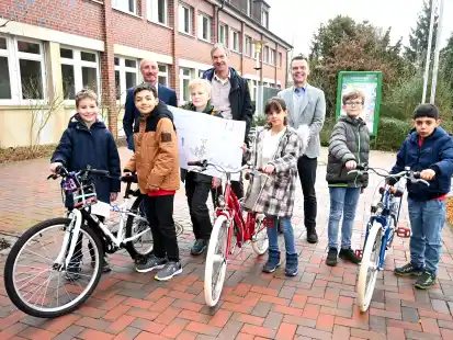 Freuen sich &uuml;ber die Spenden&uuml;bergabe (v.l.): Johann, Berat, Christian Hallanzy, Benne, Ren&eacute; Jonker, Seden, Matthias Meyer, Felix und Bilal.