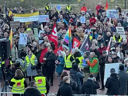 Gegendemo auf dem B&uuml;rgerhausplatz: Erst vor vier Wochen war die AfD zum B&uuml;rgerdialog im B&uuml;rgerhaus &ndash; drau&szlig;en hielten rund 1000 Demonstranten dagegen.