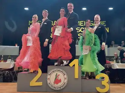 Auf dem Podium in der Klasse Masters II S: Verena und Arnd-Ragnar Rhiemeier (rechts) sicherten sich in der Landeswertung Rang drei.