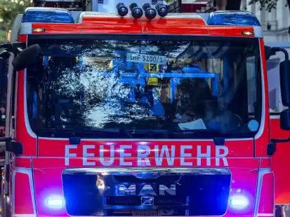 In Nordgeorgsfehn ist ein Auto in einen Kanal gerollt. Zun&auml;chst bestand die Sorge, dass sich noch eine Person in dem Fahrzeug befinden k&ouml;nnte.