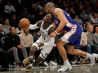 Dennis Schr&ouml;der (l) kam gegen die 76ers auf 20 Punkte und 8 Vorlagen.