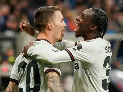 Alejandro Grimaldo (l) und Jeremie Frimpong sind ungemein torgef&auml;hrlich.