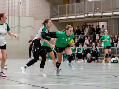 Der SV Höltinghausen (grüne Trikots, hier mit Ann-Katrin Felstermann) spielt an diesem Donnerstag gegen die HSG Hude/Falkenburg.
