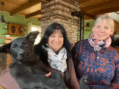 Birgit Kraft (links) und Kr&auml;uterfachfrau Wiebke Rode wissen, was es in der Natur f&uuml;r Heilmittel gibt. Von der Naturapotheke profitiert auch Sch&auml;ferhund Elmo.