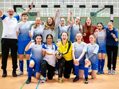 Nach einem packenden Finale gegen den VfL Wildeshausen jubelten die C-Juniorinnen des TSV Ganderkesee über den Hallenkreismeistertitel.