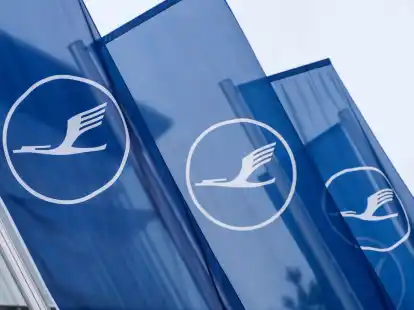 Lufthansa-Flaggen wehen vor dem Lufthansa-Aviation-Center.